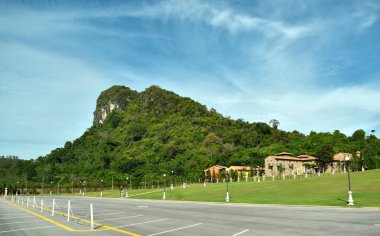 Tamamen doğal bir ormanda hala birçok insan var. Dağlarda yaşamak için evler inşa etmek popüler