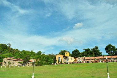 Tamamen doğal bir ormanda hala birçok insan var. Dağlarda yaşamak için evler inşa etmek popüler