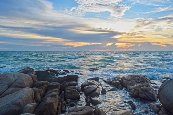 Strand Der Untergehenden Sonne Bläst Der Wind Kühl Schöne Wolken — Stockfoto
