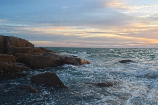 Het Strandje Tijdens Ondergaande Zon Waait Wind Koel Prachtige Wolken — Stockfoto