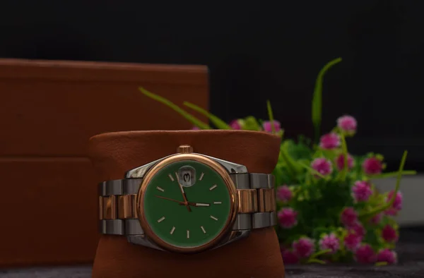 Luxe Horloge Versierd Met Diamanten Jade Het Lichaam Gemaakt Van — Stockfoto