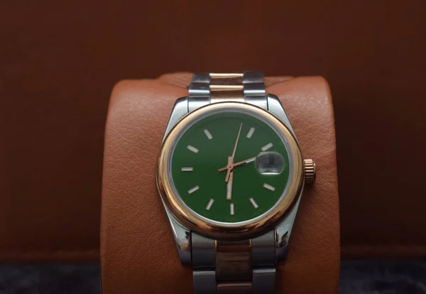 Relógio Luxo Decorado Com Diamantes Jade Corpo Feito Ouro 18K — Fotografia de Stock