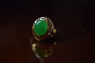 Yeşim halkası çok güzel koyu yeşil yeşim. Bu pahalı ve çok popüler bir mücevher.