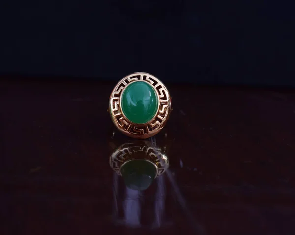 玉环是一块深绿色的玉 非常漂亮 这是一个昂贵和非常受欢迎的珠宝 — 图库照片