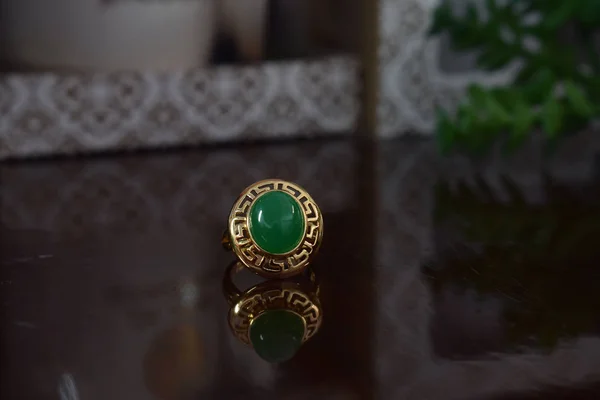 Jade Ring Een Donker Groene Jade Die Erg Mooi Het — Stockfoto