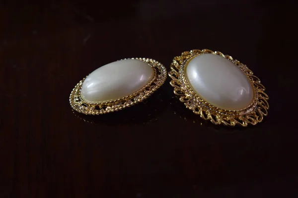 本物の真珠は 貝殻から来る天然真珠であり 美しく 丸い色を持っており 美しく 高価なジュエリーを作るために使用することができます — ストック写真