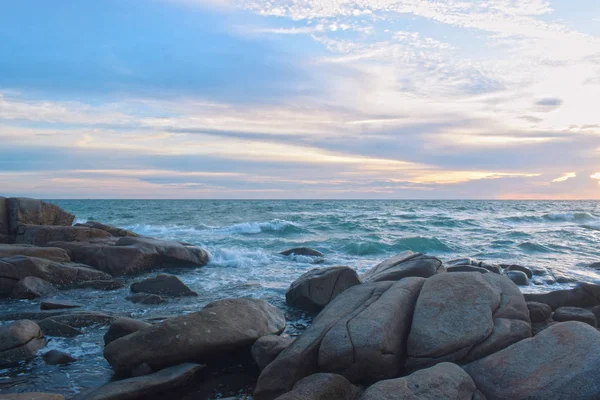 Playa Durante Sol Poniente Viento Sopla Fresco Hermosas Nubes Rocas — Foto de Stock