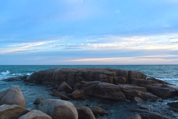 Sur Plage Coucher Soleil Vent Souffle Frais Beaux Nuages Rochers — Photo