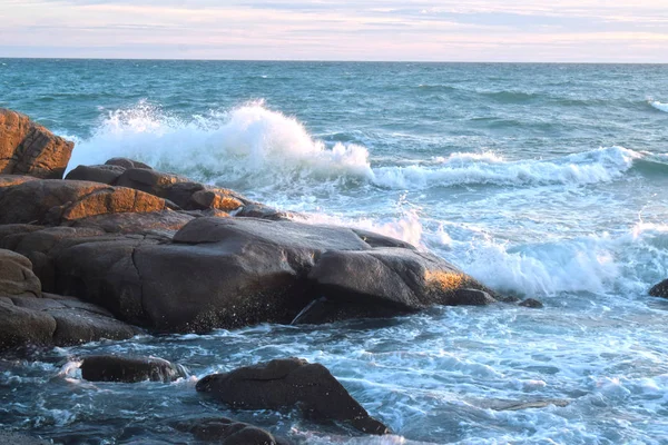 Playa Durante Sol Poniente Viento Sopla Fresco Hermosas Nubes Rocas — Foto de Stock