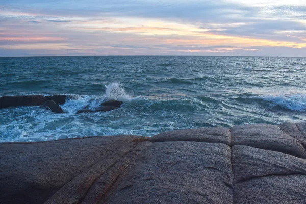 Playa Durante Sol Poniente Viento Sopla Fresco Hermosas Nubes Rocas — Foto de Stock