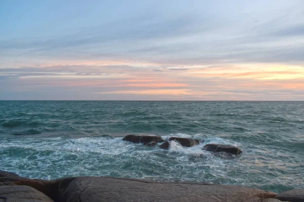 Пляже Время Заходящего Солнца Ветер Дует Прохладно Прекрасные Облака Скалы — стоковое фото