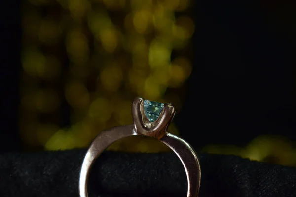 Emerald Ringis Precious Gemexpensive Rare Designed Tasteful Ladies — Stock Photo, Image