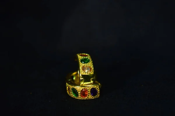 Gold Ohrringgeschmückt Mit Edelsteinen Schönen Farben Und Teuer — Stockfoto
