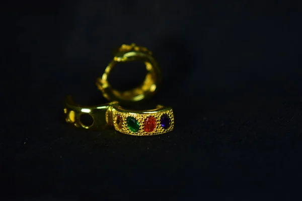 Gold Ohrringgeschmückt Mit Edelsteinen Schönen Farben Und Teuer — Stockfoto