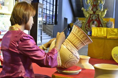 Bu çanak çömlek üzerinde desenler bir görüntüdür. Hassas ve Tay halkının zanaat