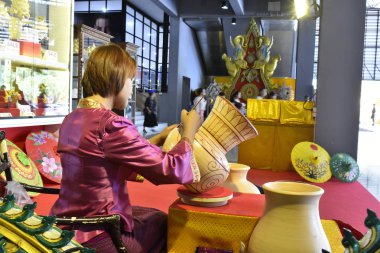 Bu çanak çömlek üzerinde desenler bir görüntüdür. Hassas ve Tay halkının zanaat