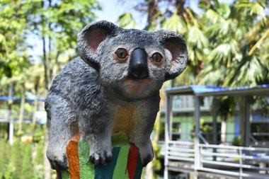 Parkta bir ayı heykeli var. Sevimli görünüyor çeşitli duruşlar bir ayı aile mi