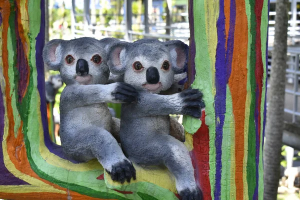 Parque Uma Estátua Urso Uma Família Ursos Várias Posturas Que — Fotografia de Stock