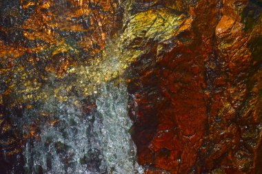 Kırmızı kaya suyun aktığı güzel bir doğadır.