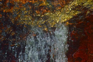 Kırmızı kaya suyun aktığı güzel bir doğadır.