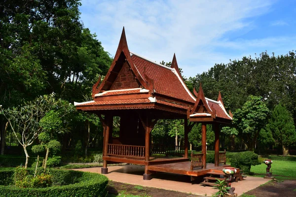 Thai Pavilion Beläget Parken Omgiven Träd Ser Vacker Och Avkopplande — Stockfoto