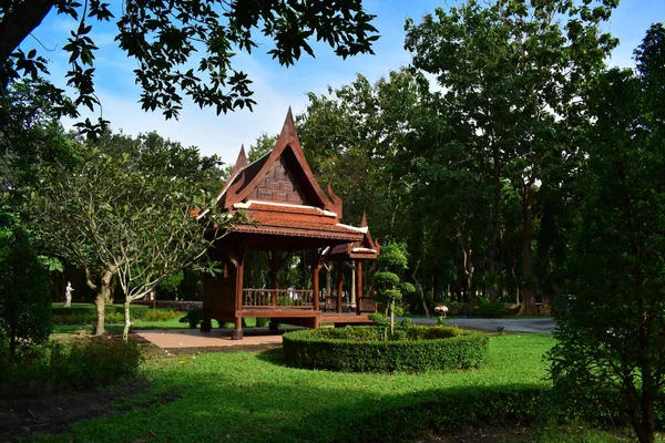 Thai Pavilion Beläget Parken Omgiven Träd Ser Vacker Och Avkopplande — Stockfoto