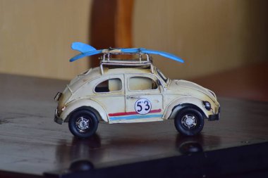 Araba modelleri antikadır ve bugünlerde gösteriş için ama ne zaman baksan, ona eski günleri hatırlat.