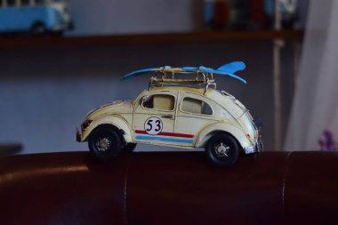 Araba modelleri antikadır ve bugünlerde gösteriş için ama ne zaman baksan, ona eski günleri hatırlat.