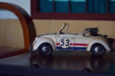 Araba modelleri antikadır ve bugünlerde gösteriş için ama ne zaman baksan, ona eski günleri hatırlat.