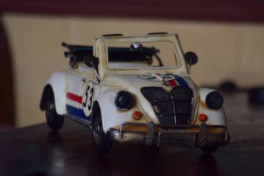 Araba modelleri antikadır ve bugünlerde gösteriş için ama ne zaman baksan, ona eski günleri hatırlat.