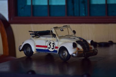 Araba modelleri antikadır ve bugünlerde gösteriş için ama ne zaman baksan, ona eski günleri hatırlat.