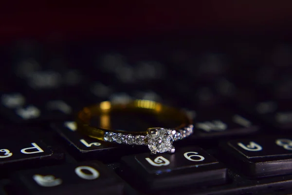Diamond Ring Gold Designad För Arbetsför Ålder Har Lyxig Charm — Stockfoto