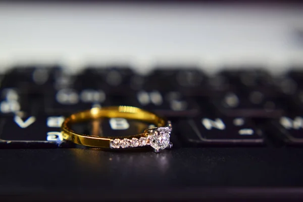 Diamantring Goud Ontworpen Voor Werkende Leeftijd Heeft Een Luxe Charme — Stockfoto