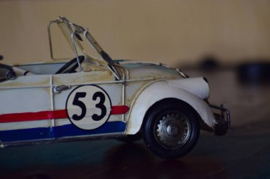 Araba modelleri antikadır ve bugünlerde gösteriş için ama ne zaman baksan, ona eski günleri hatırlat.