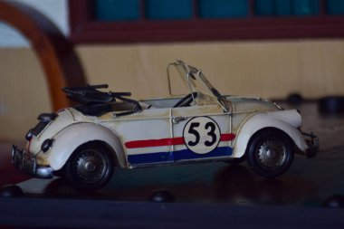 Araba modelleri antikadır ve bugünlerde gösteriş için ama ne zaman baksan, ona eski günleri hatırlat.