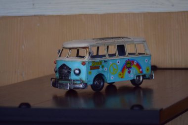 Araba modelleri antikadır ve bugünlerde gösteriş için ama ne zaman baksan, ona eski günleri hatırlat.