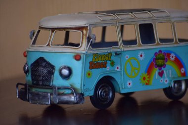 Araba modelleri antikadır ve bugünlerde gösteriş için ama ne zaman baksan, ona eski günleri hatırlat.