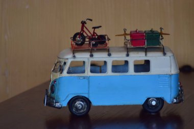 Araba modelleri antikadır ve bugünlerde gösteriş için ama ne zaman baksan, ona eski günleri hatırlat.