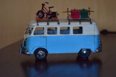 Araba modelleri antikadır ve bugünlerde gösteriş için ama ne zaman baksan, ona eski günleri hatırlat.