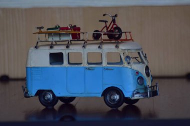 Araba modelleri antikadır ve bugünlerde gösteriş için ama ne zaman baksan, ona eski günleri hatırlat.