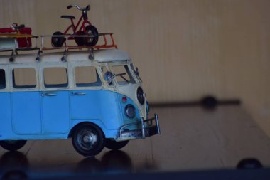 Araba modelleri antikadır ve bugünlerde gösteriş için ama ne zaman baksan, ona eski günleri hatırlat.