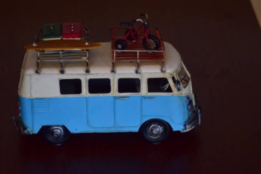 Araba modelleri antikadır ve bugünlerde gösteriş için ama ne zaman baksan, ona eski günleri hatırlat.