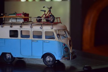 Araba modelleri antikadır ve bugünlerde gösteriş için ama ne zaman baksan, ona eski günleri hatırlat.