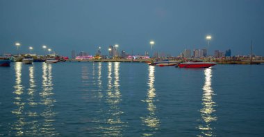 Pattaya İskelesi 'nde gece çok güzel bir ışık var. Geceleri turist bekleyen bir sürü tekne var.