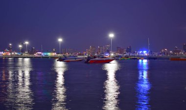  Pattaya İskelesi 'nde gece çok güzel bir ışık var. Geceleri turist bekleyen bir sürü tekne var.