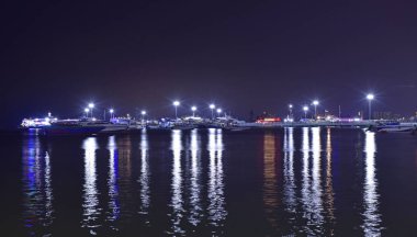  Pattaya İskelesi 'nde gece çok güzel bir ışık var. Geceleri turist bekleyen bir sürü tekne var.
