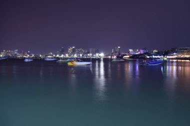  Pattaya İskelesi 'nde gece çok güzel bir ışık var. Geceleri turist bekleyen bir sürü tekne var.