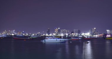  Pattaya İskelesi 'nde gece çok güzel bir ışık var. Geceleri turist bekleyen bir sürü tekne var.