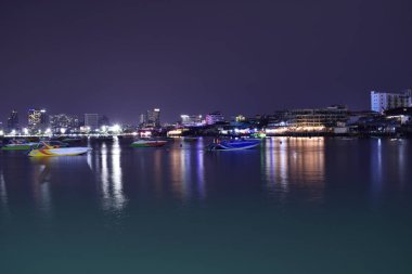 Pattaya İskelesi 'nde gece çok güzel bir ışık var. Geceleri turist bekleyen bir sürü tekne var.