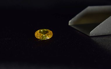 Sarı elmas. Güzel renkleri olan bir elmas. Mücevher yapımında nadir ve pahalı.